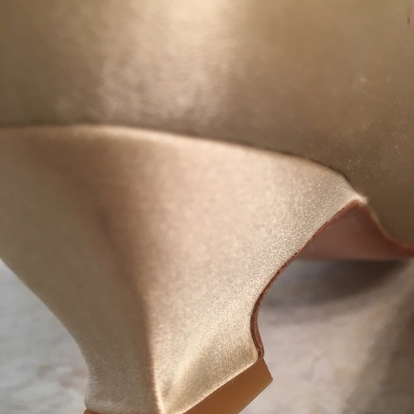 Stuart Weitzman Silk Kitten Heal Pump - Picture 8 of 14